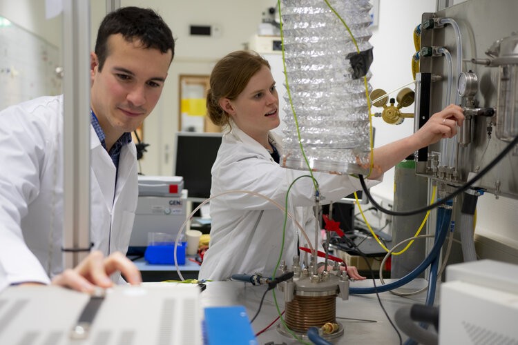 ESA opens oxygen plant – making air out of moondust